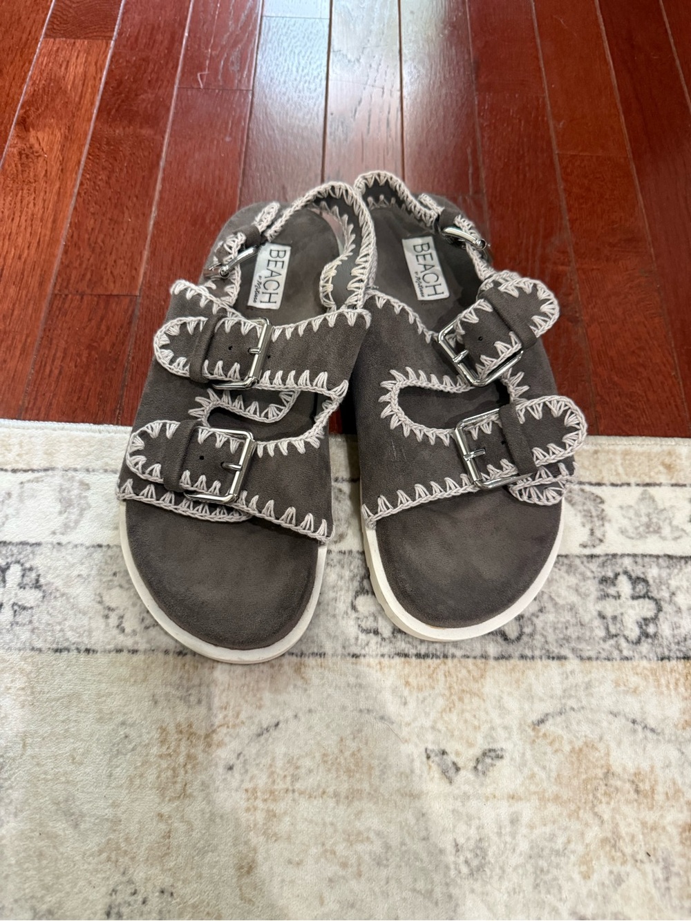 BEACH Women's Gray Double-Buckle Sandals with Contrast Stitching